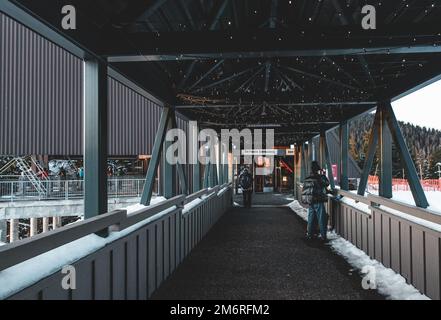 Vancouver, Canada - 16 décembre, 2022 : vue sur le panneau entrée Skyride au pic de Vancouver (station de ski de Grouse Mountain) au coucher du soleil Banque D'Images