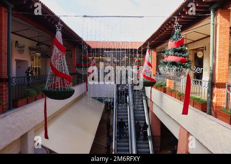 Faro, Portugal - 22 décembre 2019: Escaliers mécaniques au Forum Algarve, un centre commercial à Faro, Portugal. Banque D'Images