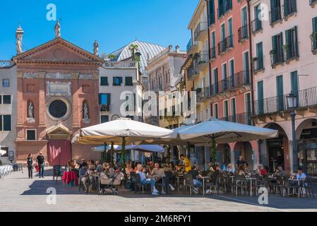 Cafe piazza Italie, vue en été des personnes dînant aux tables de café de la Piazza dei Signori dans le centre pittoresque et historique de Padoue, Vénétie, Italie Banque D'Images