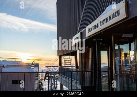 Vancouver, Canada - 16 décembre, 2022 : vue sur le panneau entrée Skyride au pic de Vancouver (station de ski de Grouse Mountain) au coucher du soleil Banque D'Images