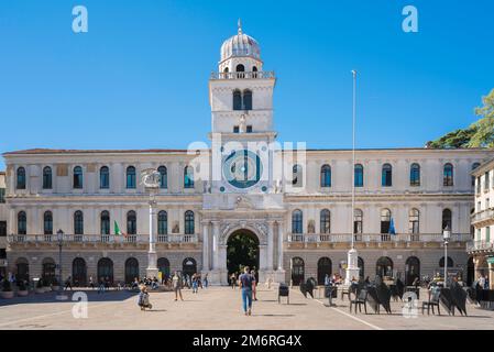 Padoue Italie, vue en été de la Piazza dei Signori montrant la Torre dell'Orologio et son horloge astronomique, Padoue (Padoue) Vénétie, Italie Banque D'Images