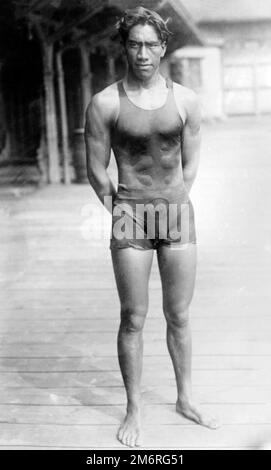 Duc Kahanamoku. Portrait du nageur et surfeur hawaïen, Duke Paoa Kahinu Mokoe Hulikohola Kahanamoku (1890-1968), bain News Service, c. 1910-15 Banque D'Images