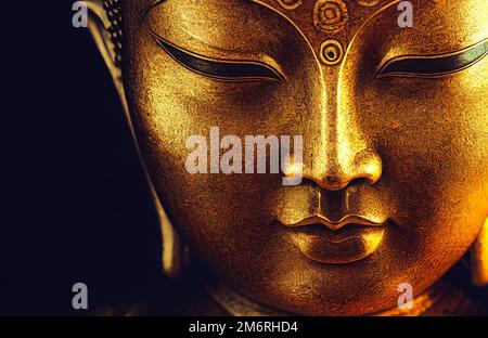 Bouddha d'or visage gros plan Banque D'Images