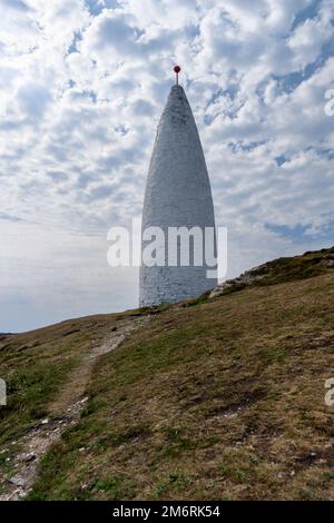 Vue rapprochée de l'historique Baltimore Beacon sur la colline de l'entrée du port de Baltimore dans le comté de Cork de l'ouest de l'Irel Banque D'Images