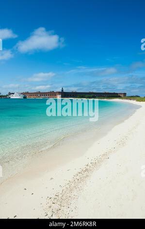 Plage de sable blanc dans les eaux turquoise, fort Jefferson, parc national Dry Tortugas, Florida Keys, Floride, États-Unis Banque D'Images