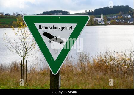 SCHALKENMEHREN, ALLEMAGNE - 21 NOVEMBRE 2022: Signer avec l'écriture Naturschutzgebiet Banque D'Images