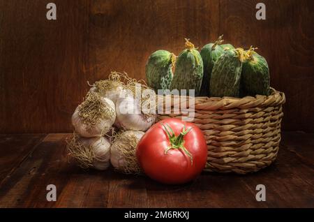 Légumes frais sur fond de bois sombre dans un style rustique Banque D'Images