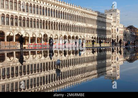 Reflet de la Procuratie Vecchie et de la Torre dell Orologio dans la haute eau de la place Macus, CA di San Marco et la Tour de l'horloge se reflète Banque D'Images