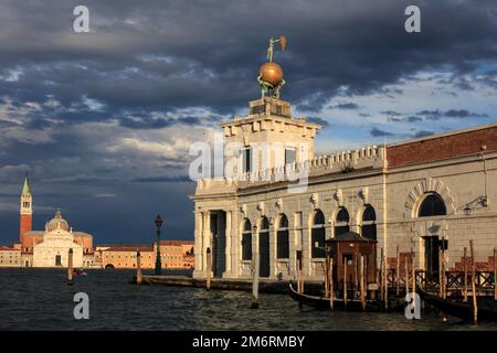 Dogana da Mar, girouette mobile de la déesse Fortuna sur un globe doré, porté par des atlas, avec l'Isola San Georgio di Maggiore derrière, Venise Banque D'Images