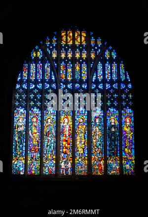 Vue rapprochée d'un vitrail coloré dans la cathédrale de Chester à Cheshire Banque D'Images