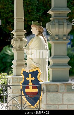 Statue de la déesse Sodenia au-dessus de Solquelle, Solbrunnen dans le pavillon Sodenia Temple, Quellenpark, ville thermale, Bad Soden am Taunus, Hesse Banque D'Images