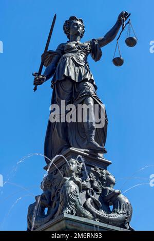 Fontaine de la déesse Justitia avec épée et écailles, Fontaine de Justice, Justitiabronnen, Roemerberg, Vieille ville, Francfort-sur-le-main, Hesse Banque D'Images