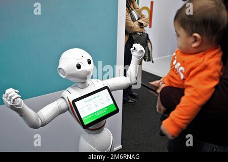 Robot assistant 'Pepper' avec écran d'informations en charge de fournir des informations. Turin, Italie - novembre 2022 Banque D'Images