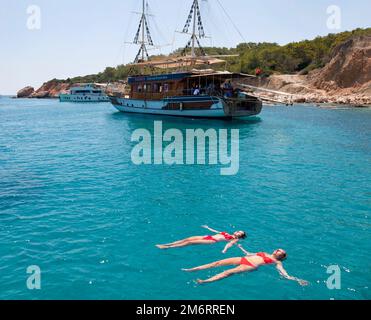 Deux femmes ( modèle relâché ) flottant dans la mer tout en profitant d'un voyage en bateau près de Kalkan en Turquie. Juillet 2022 Banque D'Images