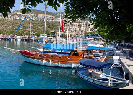 Gullets ( bateaux de plaisance ) amarrés dans le port de Kalkan, Turquie. Juillet 2022 Banque D'Images