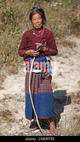 Vieille femme avec anneau nasal, groupe ethnique Tamang, vallée de Kafalchur, Nagarkot, province de Bagmati, District de Bhaktapur, Népal Banque D'Images