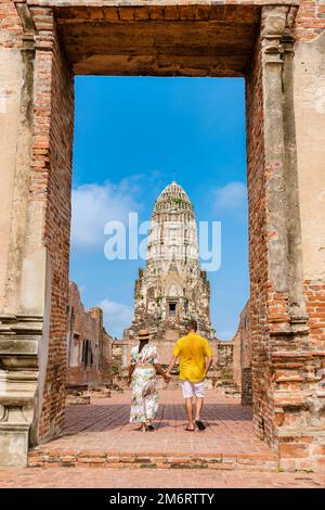 Ayutthaya, Thaïlande à Wat Ratchaburana, couple hommes et femmes avec un chapeau en visite à Ayyuthaya Thaïlande Banque D'Images