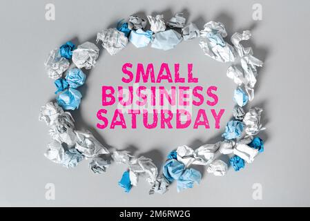 Légende conceptuelle Small Business Saturday. Concept signifiant des vacances de shopping aux États-Unis qui ont lieu le samedi Banque D'Images