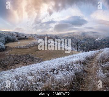 L'hiver approche.Scène pittoresque avant le lever du soleil au-dessus de la fin de l'automne campagne de montagne avec du givre sur les herbes, les arbres, les pentes.PE Banque D'Images