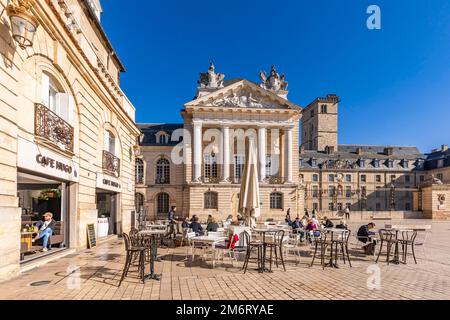 Café Restaurant Hugo en face du Palais Ducal à la place de la libération dans la vieille ville, Dijon, Côte Dor, Bourgogne, France Banque D'Images