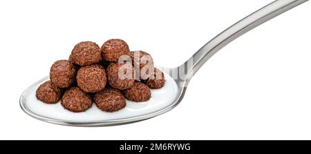 Boulettes de maïs au chocolat avec du lait dans une cuillère isolée sur fond blanc Banque D'Images