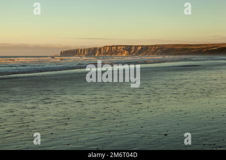 Le soleil se couche sur les falaises imposantes de Flamborough Head, vues depuis Hunmanby Sands, Filey, North Yorkshire Banque D'Images