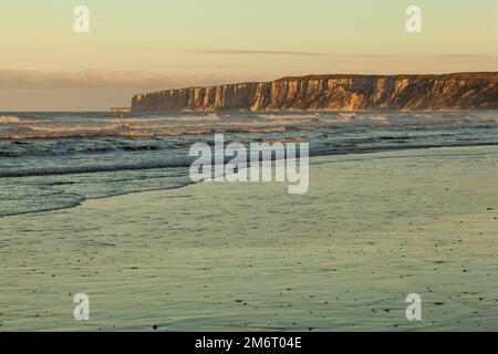 Le soleil se couche sur les falaises imposantes de Flamborough Head, vues depuis Hunmanby Sands, Filey, North Yorkshire Banque D'Images