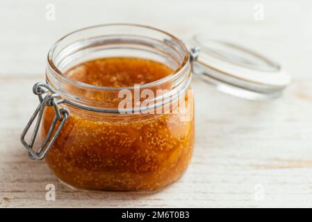 Confiture de physalis et de camomille maison dans un pot. Banque D'Images