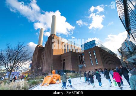 Vue extérieure de la Tamise sur la nouvelle station électrique Battersea Powerstation Development, les monuments les plus appréciés et les plus reconnaissables de Londres Banque D'Images