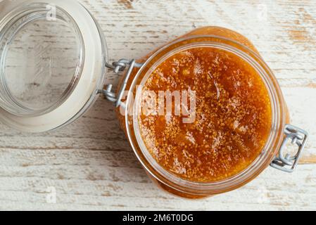 Confiture de physalis et de camomille maison dans un pot. Banque D'Images