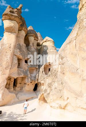 Jeunes hommes heureux en vacances en Turquie Cappadoce, formations rocheuses dans la vallée de Pasabag Monks, Cappadoce, Turquie Banque D'Images