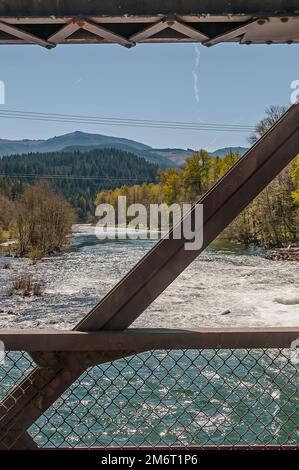 Vue sur l'eau mousseuse du barrage de Leaburg et de l'écloserie de poissons de Vida, près du pont couvert Banque D'Images