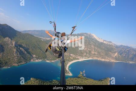 Fethiye, parapente de Turquie survolant la plage d'Oludeniz à Fethiye Turquie pendant le coucher du soleil Banque D'Images