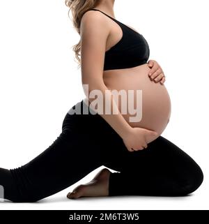 Jeune fille enceinte faisant l'exercice de tir isolé Banque D'Images