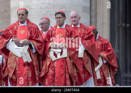 Vatican, Vatican, le 5 janvier 2023. Cardinaux pendant la messe funéraire pour le regretté Pape émérite Benoît XVI célébré par le Pape François à Saint Place Pierre au Vatican. Maria Grazia Picciarella/Alamy Live News Banque D'Images