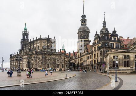 DRESDE, ALLEMAGNE - 27 AOÛT 2022 : Cathédrale de la Sainte Trinité (Katholische Hofkirche). Dresde est la capitale de l'État libre de Saxe. Banque D'Images