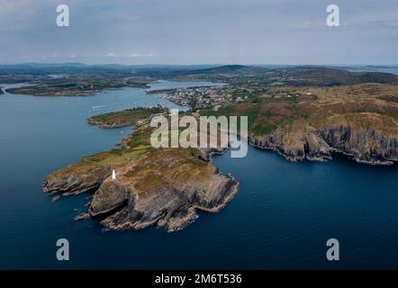 Le Baltimore Beacon et l'entrée au port de Baltimore à West Cork Banque D'Images