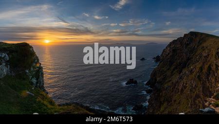 Magnifique coucher de soleil sur l'océan Atlantique et les falaises de Bray Head sur l'île de Valentia dans le comté de Kerry en Irlande occidentale Banque D'Images