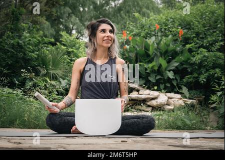 Melissa Aguirre, entraîneure de vie holistique et spécialiste de la gestion du stress, joue un bol sonore tibétain tout en pratiquant le yoga au Freedom Park sur le centre médical de l'armée de Brooke, San Antonio, Texas, MA4 4, 2022. Les bols sonores tibétains sont utilisés dans les pratiques holistiques pour les tonalités uniques qu'ils produisent qui peuvent améliorer les réponses synaptiques dans le cerveau. Aguirre les intègre dans les sessions de pleine conscience qu'elle organise pour les États-Unis locaux Les soldats de l'armée se rétablissent après des traumatismes liés au stress et au déploiement. Banque D'Images