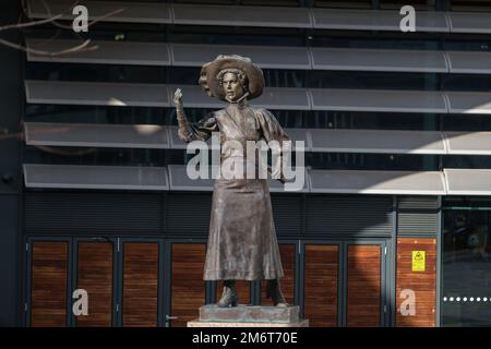 Une statue de suffragette Alice Hawkins est située à Market Square, Leicester, Royaume-Uni un endroit où elle a prononcé beaucoup de ses discours. Le Banque D'Images