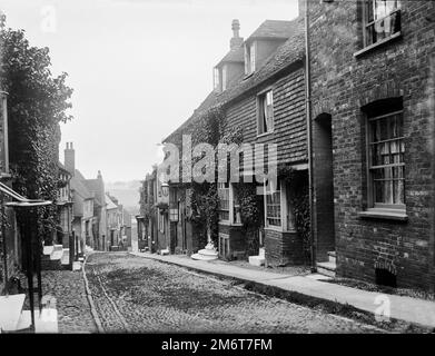 Le Mermaid Inn dans la rue Mermaid, Rye. Copie d'archive numérisée d'un négatif original en verre à quart de plaque de juillet 1907. Banque D'Images