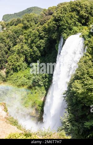 Cascade de Marmore en Ombrie, Italie.Cascade incroyable qui éclabousse la nature. Banque D'Images