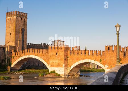 Vérone, Italie. Pont de Castelvecchio sur l'Adige. Visite du vieux château au lever du soleil. Banque D'Images