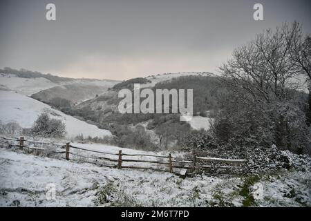 La pittoresque neige déferle dans la digue des démaux, dans l'est du sussex, au Royaume-Uni Banque D'Images