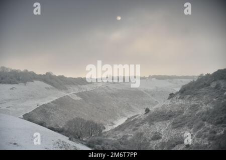 La pittoresque neige déferle dans la digue des démaux, dans l'est du sussex, au Royaume-Uni Banque D'Images