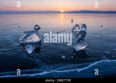 Coucher de soleil sur le lac Baikal gelé Banque D'Images