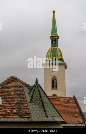 Le clocher de St. Cathédrale Martin dans le centre-ville de Bratislava Banque D'Images