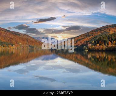 Réservoir d'eau de Vilshany sur le fleuve Tereblya, Transcarpathia, Ukraine.Lac pittoresque avec reflet des nuages.Superbe hôtel Banque D'Images