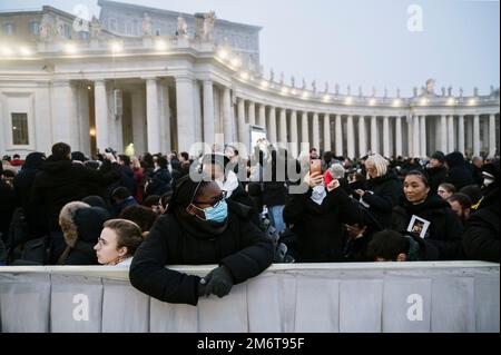 Rome, Catanzaro, Italie. 5th janvier 2023. Nonnes et invités vus sur la place. Les funérailles du Pape émérite Benoît XVI, également connu sous le nom de Papa Ratzinger, ont eu lieu à Saint-Jean Place Pierre à Rome, célébrée par l'actuel pape François. Benoît XVI s'est retiré de son poste d'ancien Pape, en 2013, établissant une pratique novatrice dans l'histoire de l'Église catholique. (Image de crédit : © Valeria Ferraro/ZUMA Press Wire) Banque D'Images