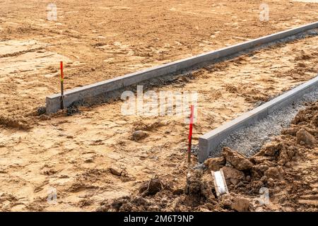 Un trottoir est en construction, un trottoir en béton est en cours d'installation Banque D'Images